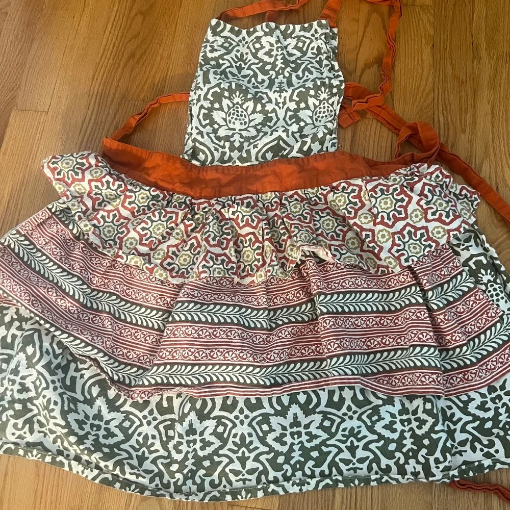 2 like new aprons